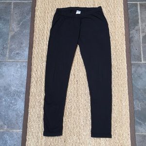 Black Steve Madden leggings.